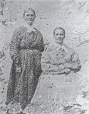 Martha J Singleton (assise) et sa mère